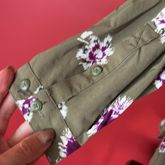 BNWOT Duluth trading company, green floral top - Picture 4 of 16